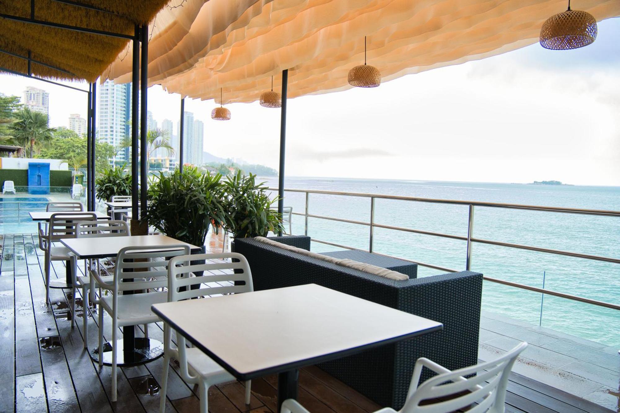 Hotel Sentral Seaview @ ​Beachfront Tanjung Bungah  Extérieur photo