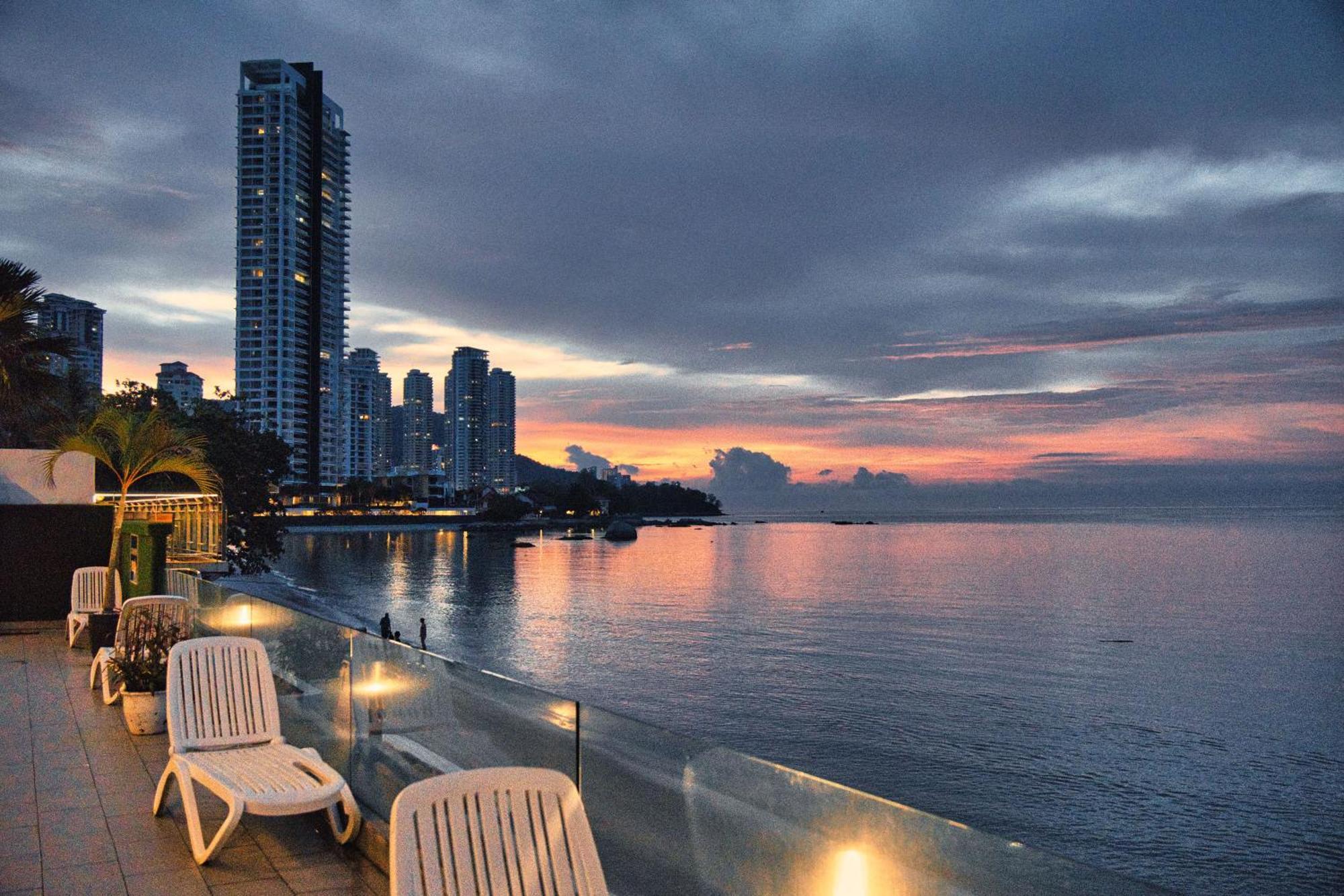 Hotel Sentral Seaview @ ​Beachfront Tanjung Bungah  Extérieur photo
