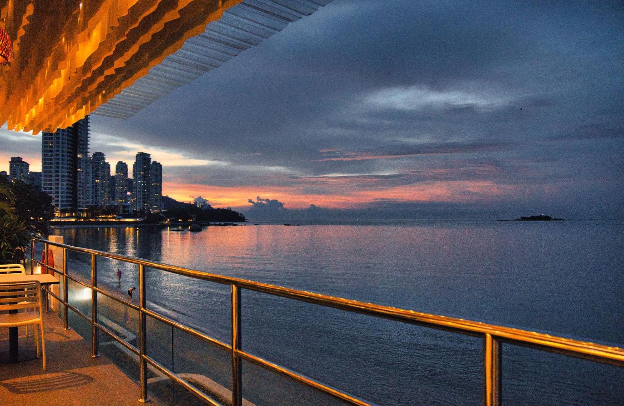 Hotel Sentral Seaview @ ​Beachfront Tanjung Bungah  Extérieur photo