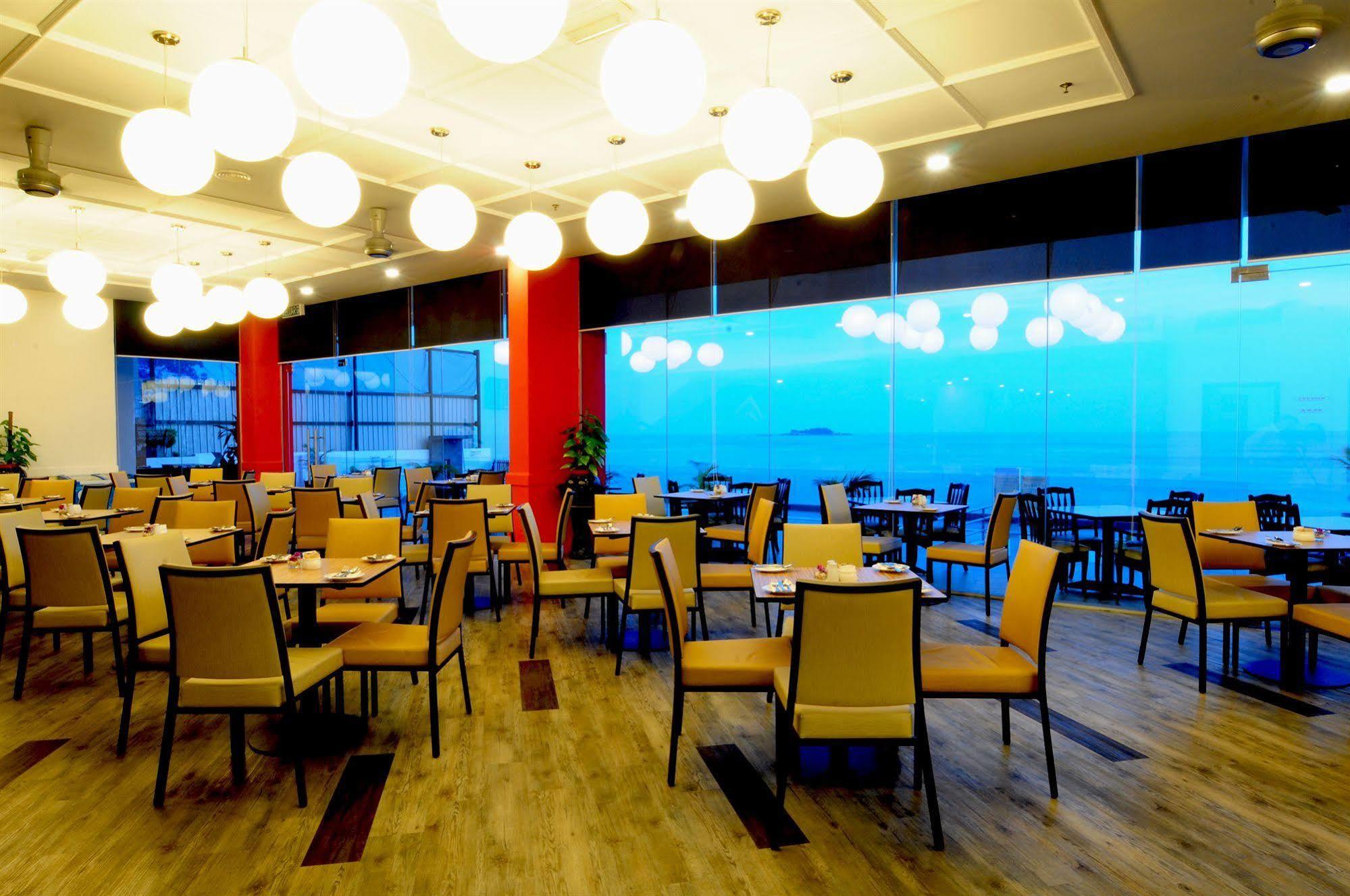 Hotel Sentral Seaview @ ​Beachfront Tanjung Bungah  Extérieur photo