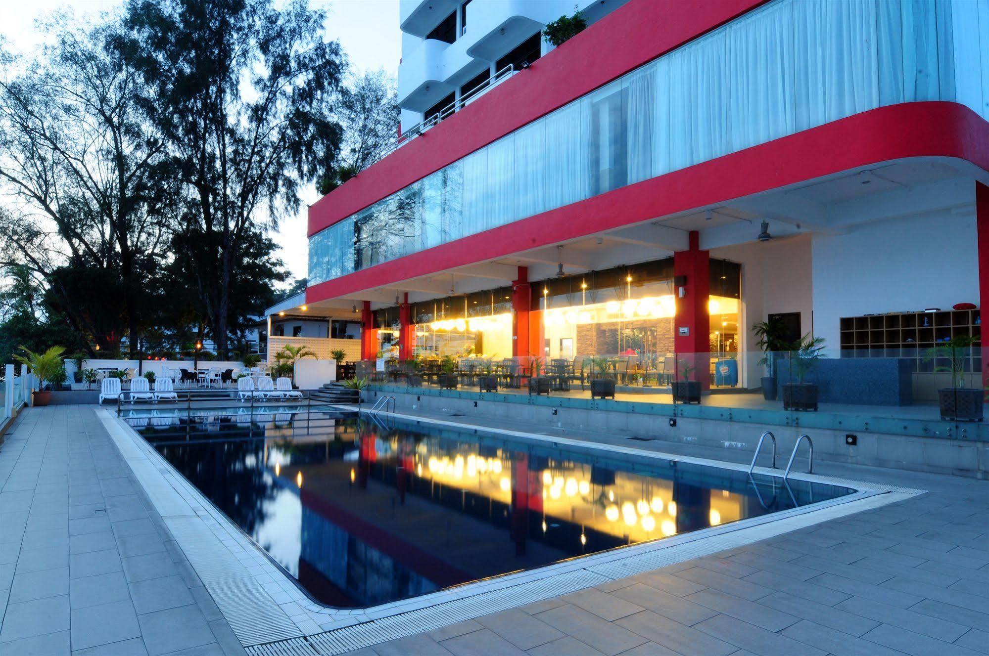 Hotel Sentral Seaview @ ​Beachfront Tanjung Bungah  Extérieur photo