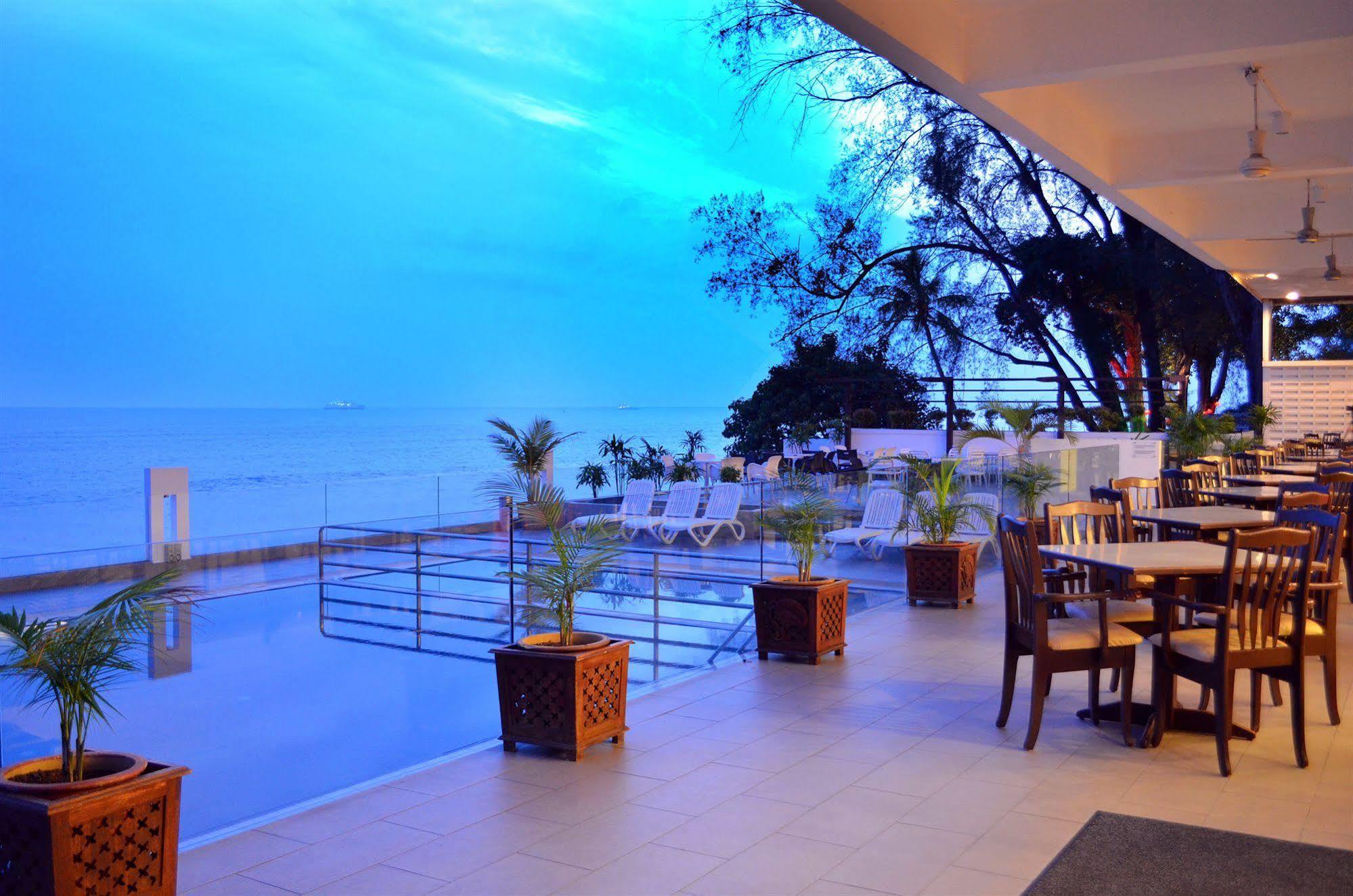 Hotel Sentral Seaview @ ​Beachfront Tanjung Bungah  Extérieur photo